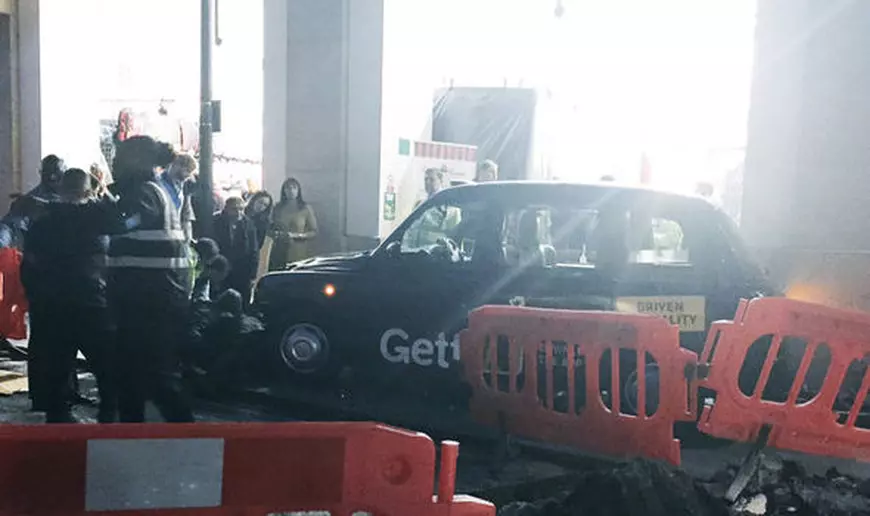 Un taxi a lovit mai mulți oameni în Londra. Incidentul nu ar fi unul de natură teroristă
