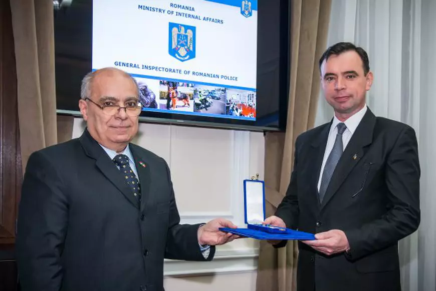 Șeful Poliției Române, Bogdan Despescu (d), premiat de ministrul de Interne maghiar