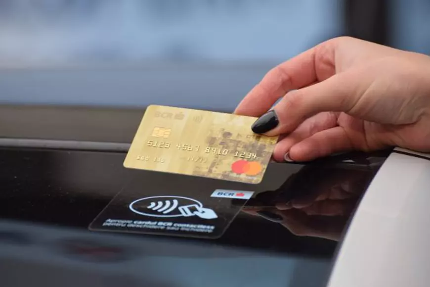 FOTO | Maşina electrică închiriată cu ajutorul unei aplicaţii şi deschisă cu un card bancar. Primul serviciu de car sharing 100% electric făcut de o bancă
