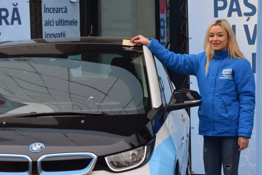 FOTO | Maşina electrică închiriată cu ajutorul unei aplicaţii şi deschisă cu un card bancar. Primul serviciu de car sharing 100% electric făcut de o bancă