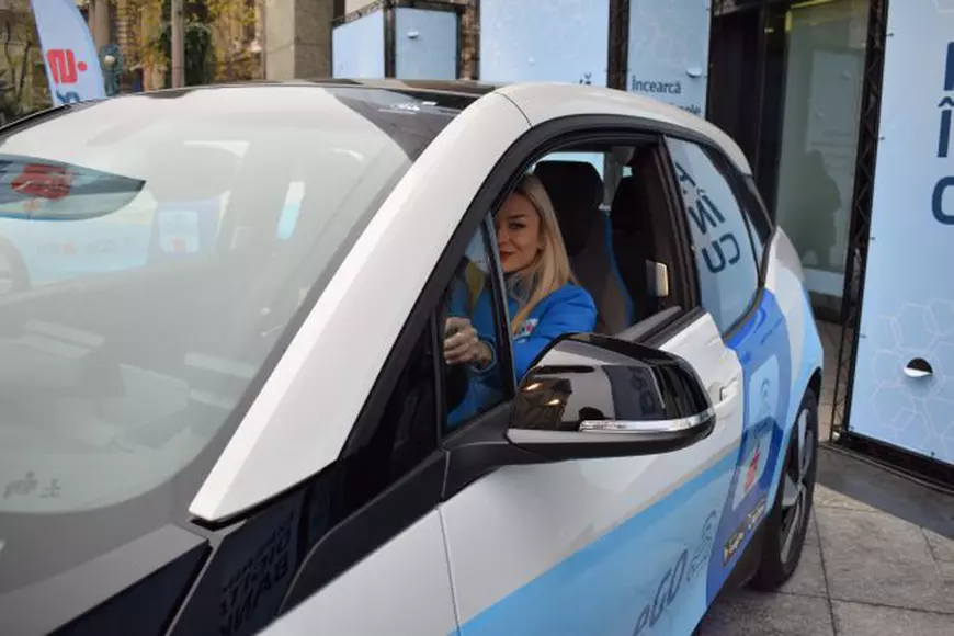 FOTO | Maşina electrică închiriată cu ajutorul unei aplicaţii şi deschisă cu un card bancar. Primul serviciu de car sharing 100% electric făcut de o bancă