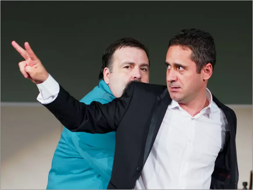 EXCLUSIV/Gabriel Fătu și Carmen Tanase adună ”picaturi de viață” în centru Capitalei. Donează sânge la teatru!