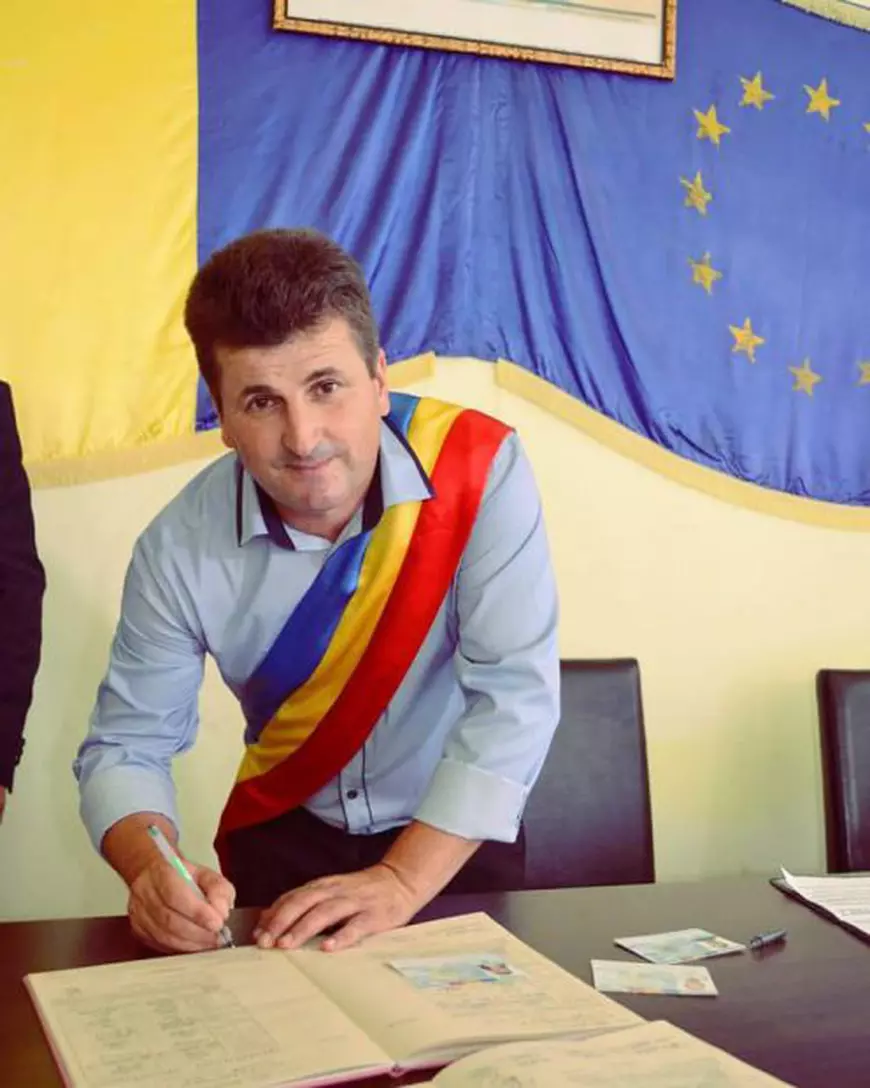 REPORTAJ VIDEO/ Nevasta unui primar din Dolj a plecat la cules de căpșuni în Spania