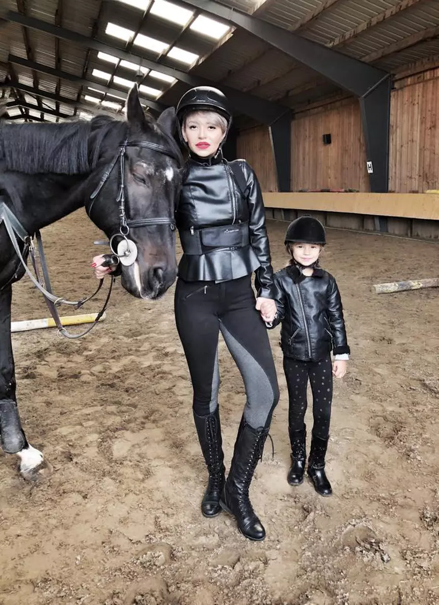 VIDEO EXCLUSIV/ Giulia o lasă pe fiica ei să-și facă tatuaj chiar înainte de a împlini 18 ani. „Ssst, să nu mă audă soțul!”