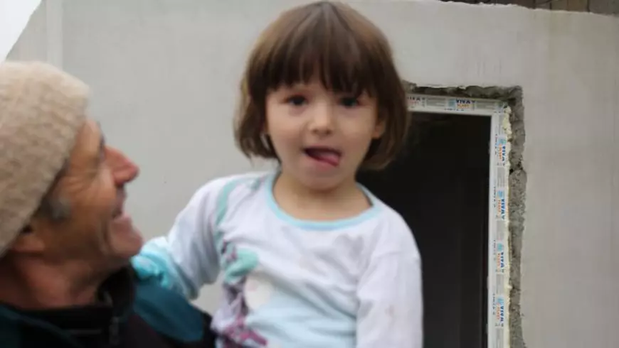 REPORTAJ VIDEO/ Nevasta unui primar din Dolj a plecat la cules de căpșuni în Spania