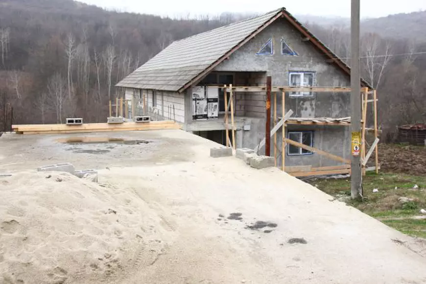 REPORTAJ VIDEO/ Nevasta unui primar din Dolj a plecat la cules de căpșuni în Spania