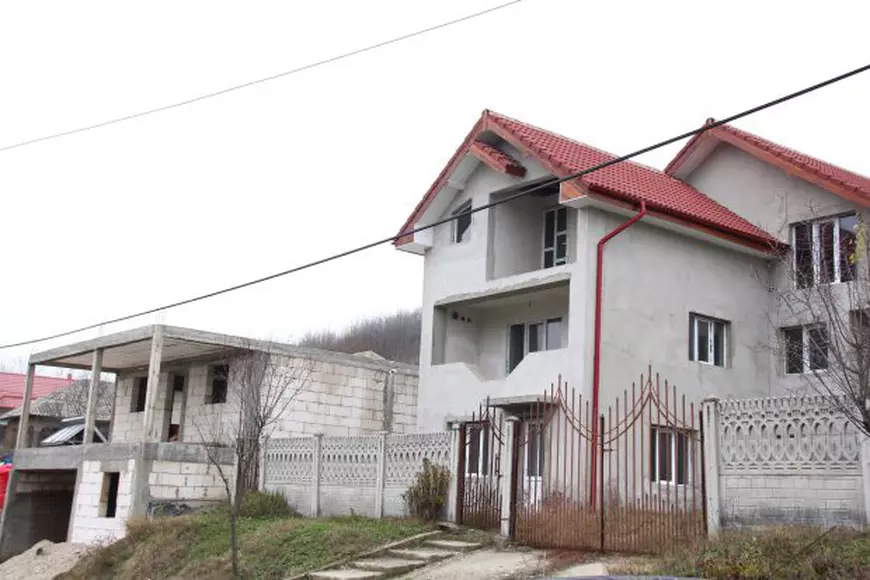 REPORTAJ VIDEO/ Nevasta unui primar din Dolj a plecat la cules de căpșuni în Spania