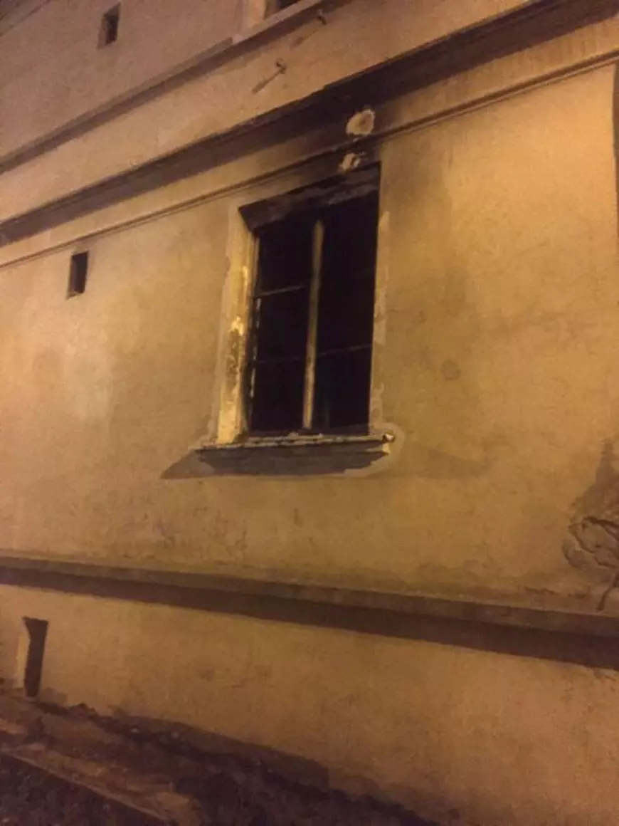 FOTO Locatarii unui bloc din Mărășești evacuați, după izbucnirea unui incendiu. O persoană, intoxicată cu fum