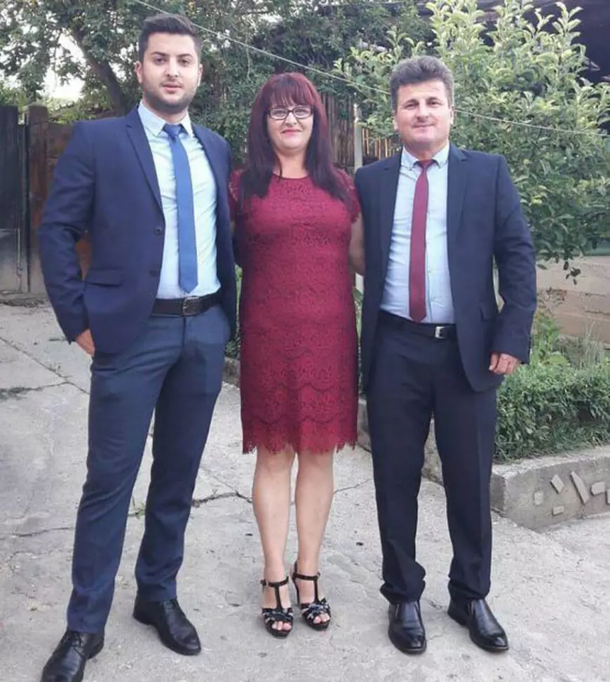 REPORTAJ VIDEO/ Nevasta unui primar din Dolj a plecat la cules de căpșuni în Spania