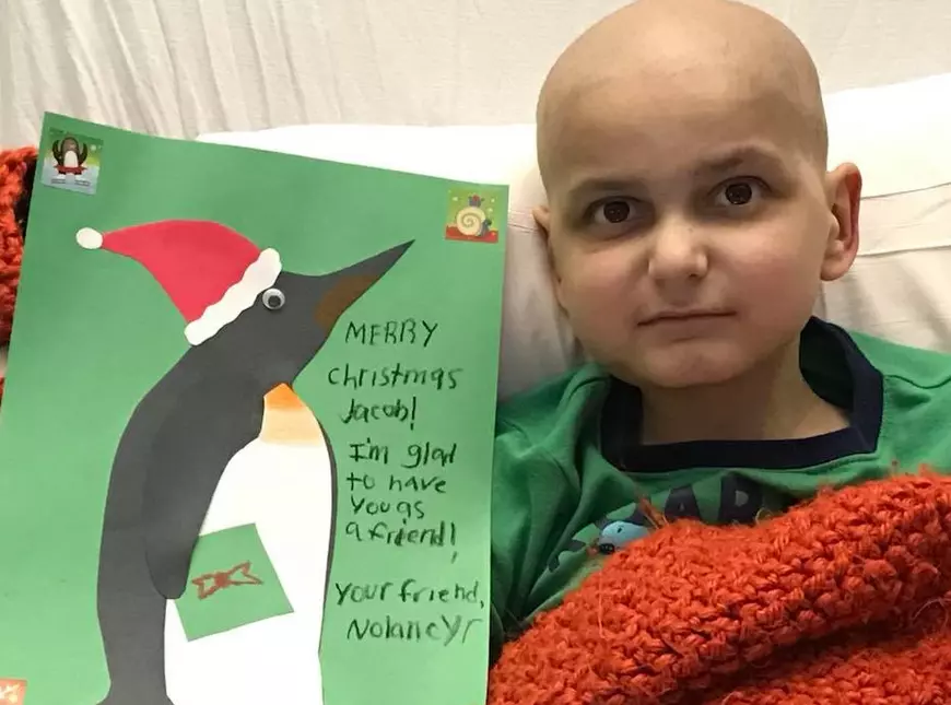 Un băiat de nouă ani mai are doar o lună de trăit, însă ultima sa dorință a emoționat o mulțime de oameni. Vrea să sărbătorească pentru ultima oară Crăciunul