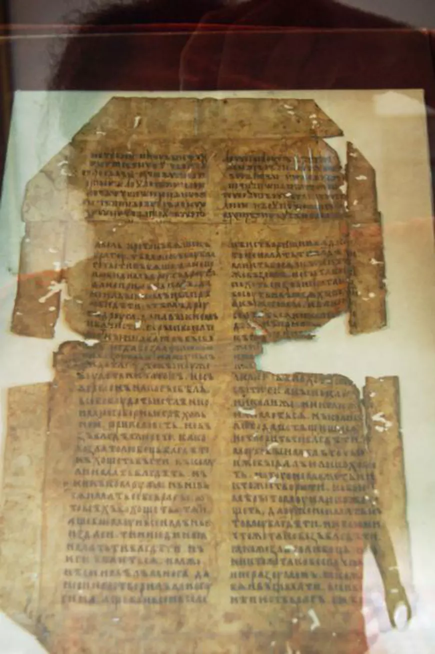 Cum arată un manual românesc din anul 1100: are paginile din piele de ied nenăscut