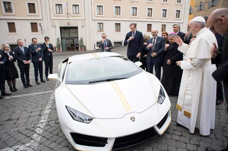 FOTO| Papa Francisc vinde un Lamborghini la licitație pentru a ajuta creștinii din Irak
