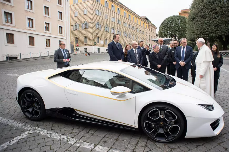 Papa Francisc vinde un Lamborghini