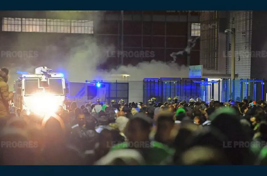 Franța, etapa a 12-a: incidente la derby-ul St. Etienne - Lyon. La 0-5, fanii au invadat terenul și au întrerupt meciul. Rezultate / VIDEO