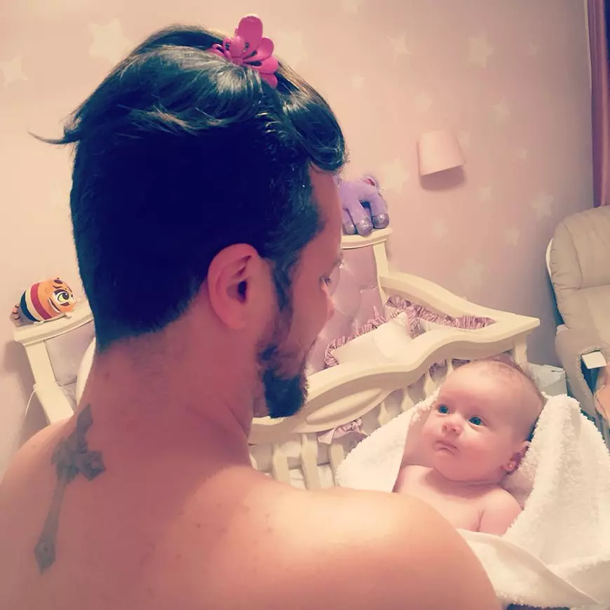 Tavi Clonda, la bustul gol. Și asta e nimic: să vezi ce accesoriu feminin și-a pus pe cap
