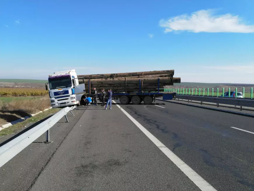 FOTO | Un TIR încărcat cu bușteni a rămas de-a curmezișul pe autostrada A2