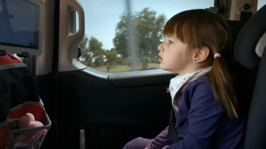 O fată de trei ani riscă să moară dacă adoarme. Boala rară de care suferă