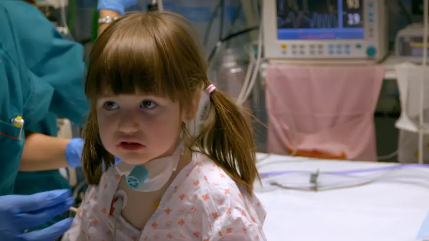 O fată de trei ani riscă să moară dacă adoarme. Boala rară de care suferă