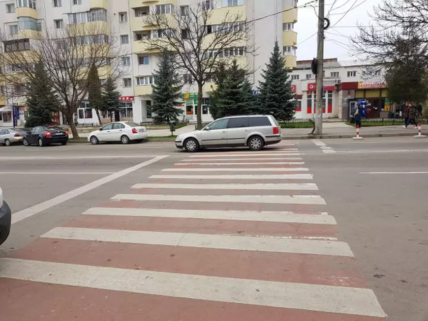 O mamă cu fetița ei de trei ani în brațe, spulberată pe o trecere de pietoni din Vaslui. Ambele au fost duse la spital