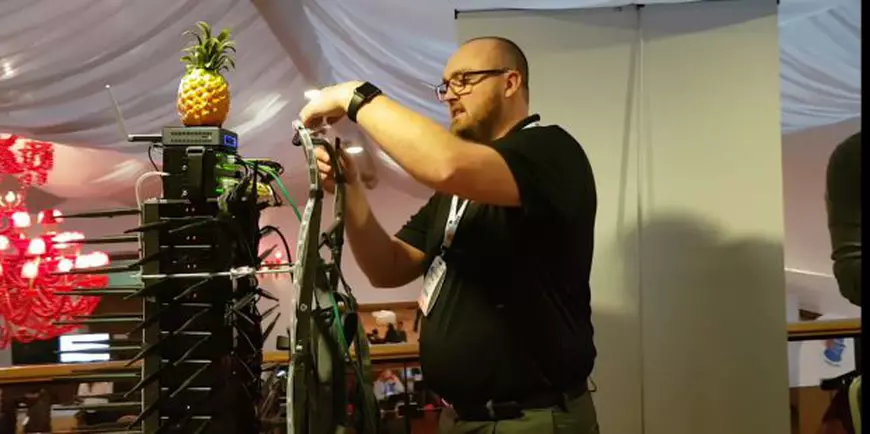 REPORTAJ VIDEO | Au spart un bancomat într-un minut! Cei mai buni hackeri din lume sunt zilele acestea în Bucureşti