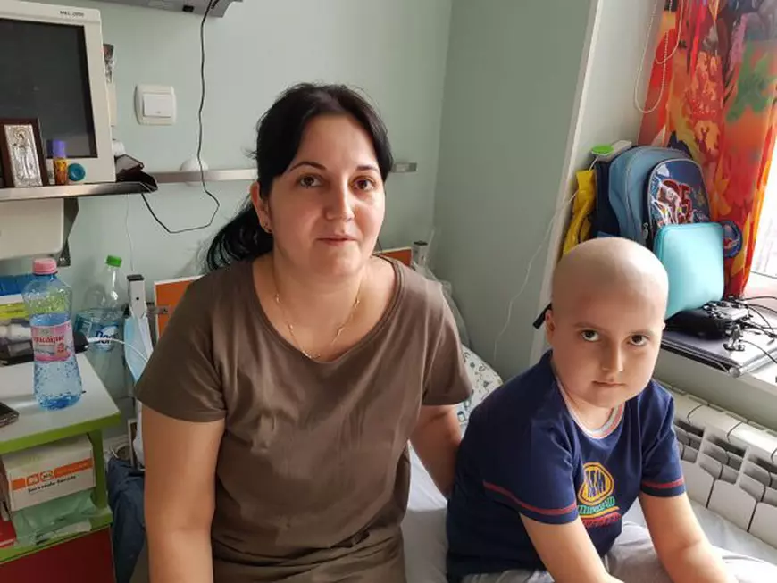 Un copil cu cancer internat la Clinica de Pediatrie Fundeni, alături de mama lui