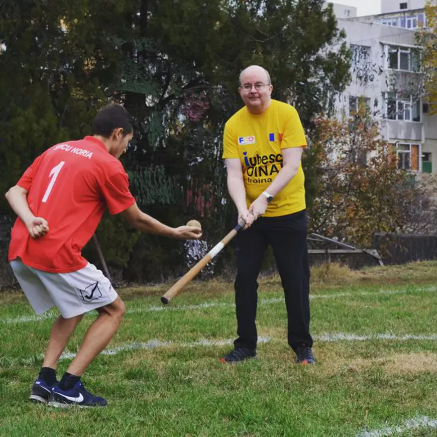 Ambasadorul Marii Britanii a încercat oina, sportul național al României