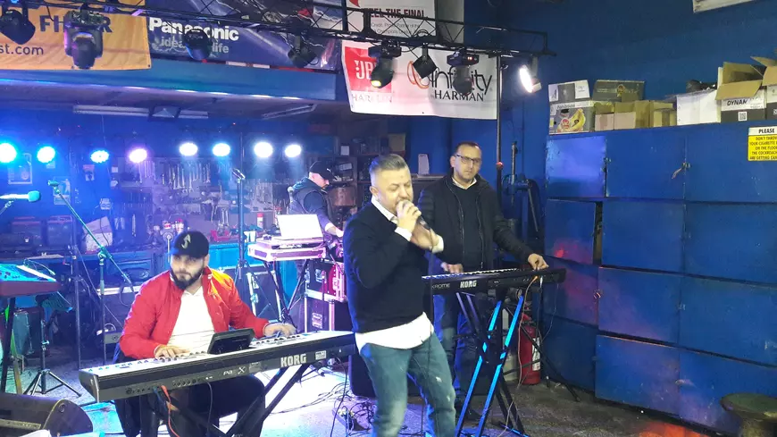 VIDEO/Vali Crăciunescu, Dan Blueman și Gabi de la Oradea au cântat printre elevatoare și butoaie, într-un service auto