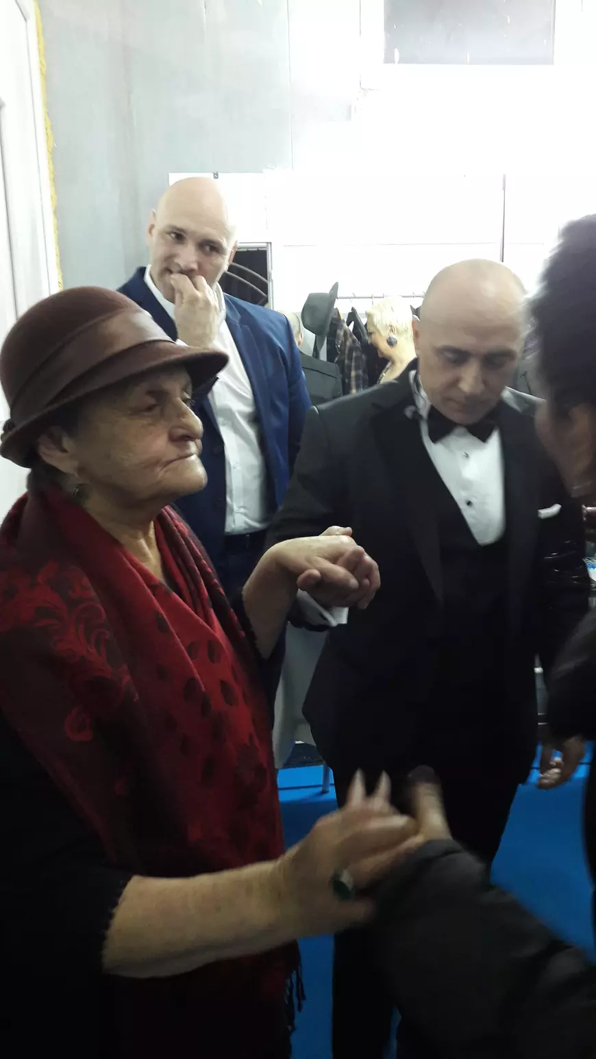 VIDEO/Momente emoționante în văzul lumii. Marcel Pavel a îngenuncheat în fața mamei sale