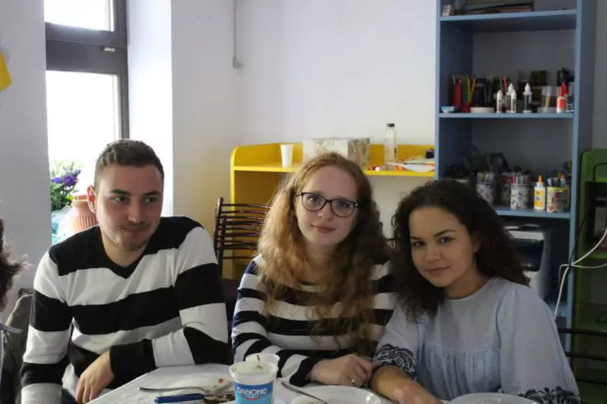 REPORTAJ:Au renunțat pentru 12 ore la telefoanele mobile și le-au pus la păstrare într-o improvizată cutie a Pandorei