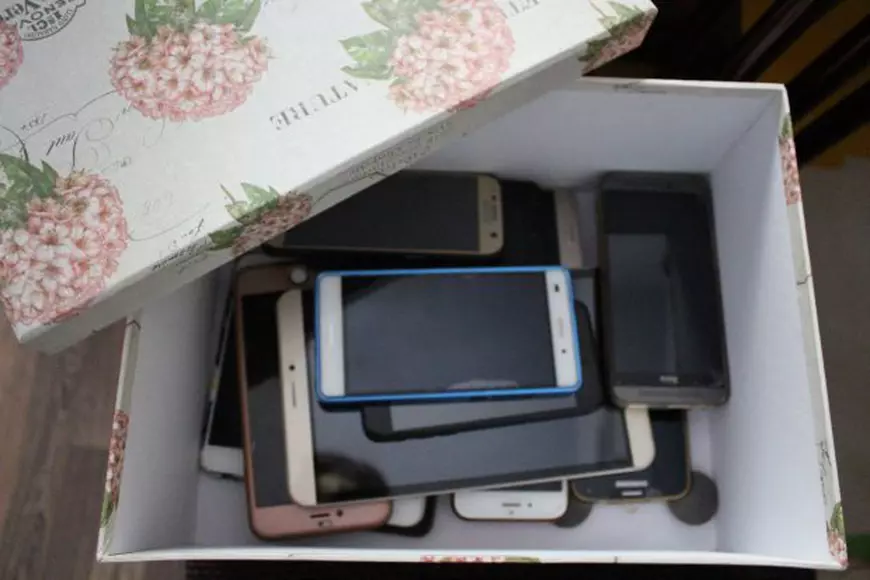 REPORTAJ:Au renunțat pentru 12 ore la telefoanele mobile și le-au pus la păstrare într-o improvizată cutie a Pandorei