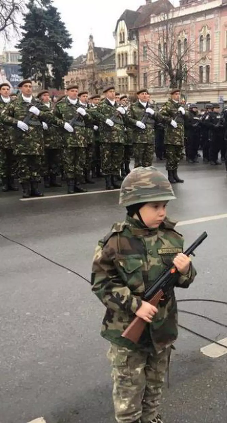 Militari în uniforme din Primul Război Mondial au defilat la Cluj de Ziua Națională. Mii de oameni din Ploiești au sărbătorit în ploaie Ziua Națională | FOTO&VIDEO