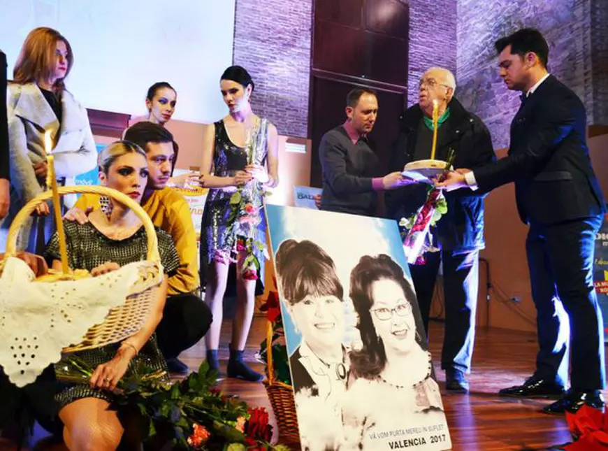 Alexandru Arșinel a jucat în Spania cu poza Stelei Popescu pe scenă.