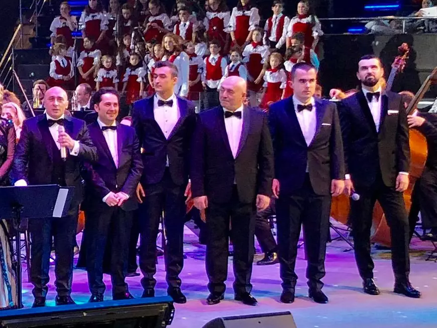 VIDEO/Momente emoționante în văzul lumii. Marcel Pavel a îngenuncheat în fața mamei sale