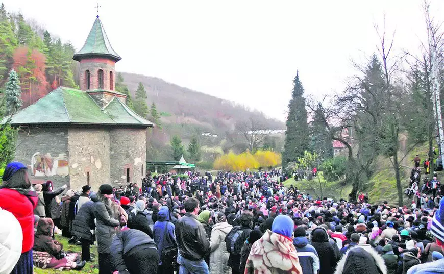 Un maghiar a luat brandul Arsenie Boca. Comercianții de la Mănăstirea Prislop, amenințați cu plângeri penale