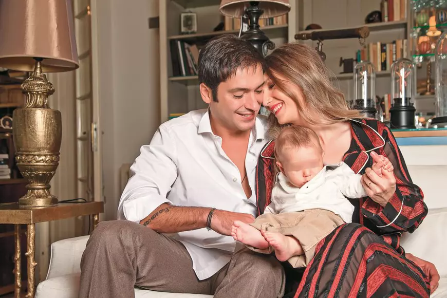 VIDEO/ Adela Popescu i-a pus cadouri sub brad piticului său, dar nu i l-a adus pe Moș Crăciun. ”Îl va vedea la trei ani”