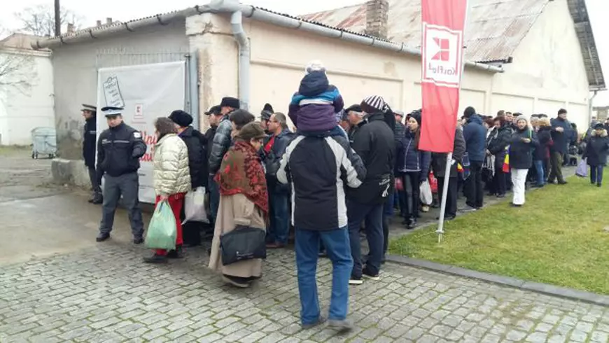 Mii de oameni, la parada militară de la Alba Iulia. Oamenii stau la coadă la fasole cu cârnați| VIDEO