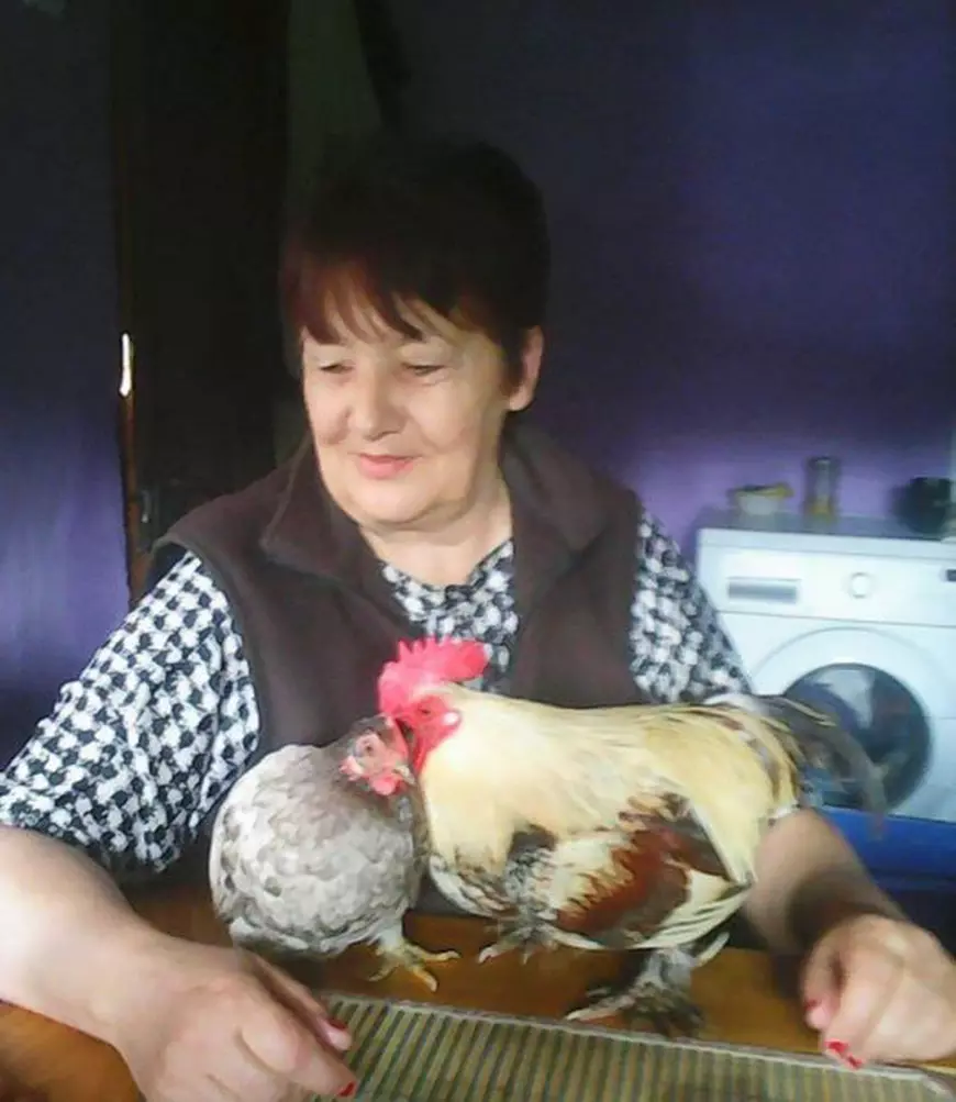 EXCLUSIV/Fabuloasa poveste a Argentinei, moața din comuna Avram Iancu: Cântă la tulnic pentru șefi de state, crește găini și...dresează șoimi