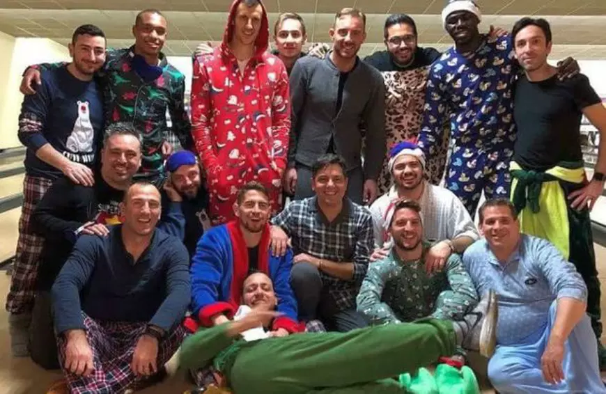 Vlad Chiricheș, doar rol de Moș Crăciun la Napoli. Plus o petrecere în pijamale / GALERIE FOTO