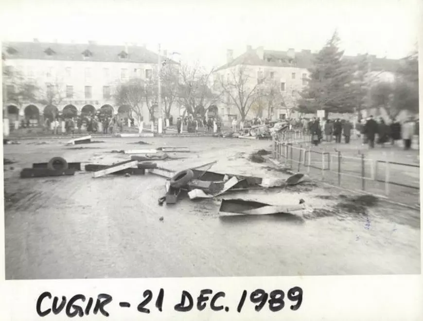 REPORTAJ: Ororile Revoluţiei: La Cugir mulţimea dezlănţuită a ucis doi miliţieni şi le-a tăiat organele genitale| FOTO