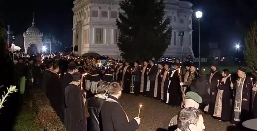 Drum de lumină pentru Regele Mihai. 400 de preoți au aprins lumânările în același timp