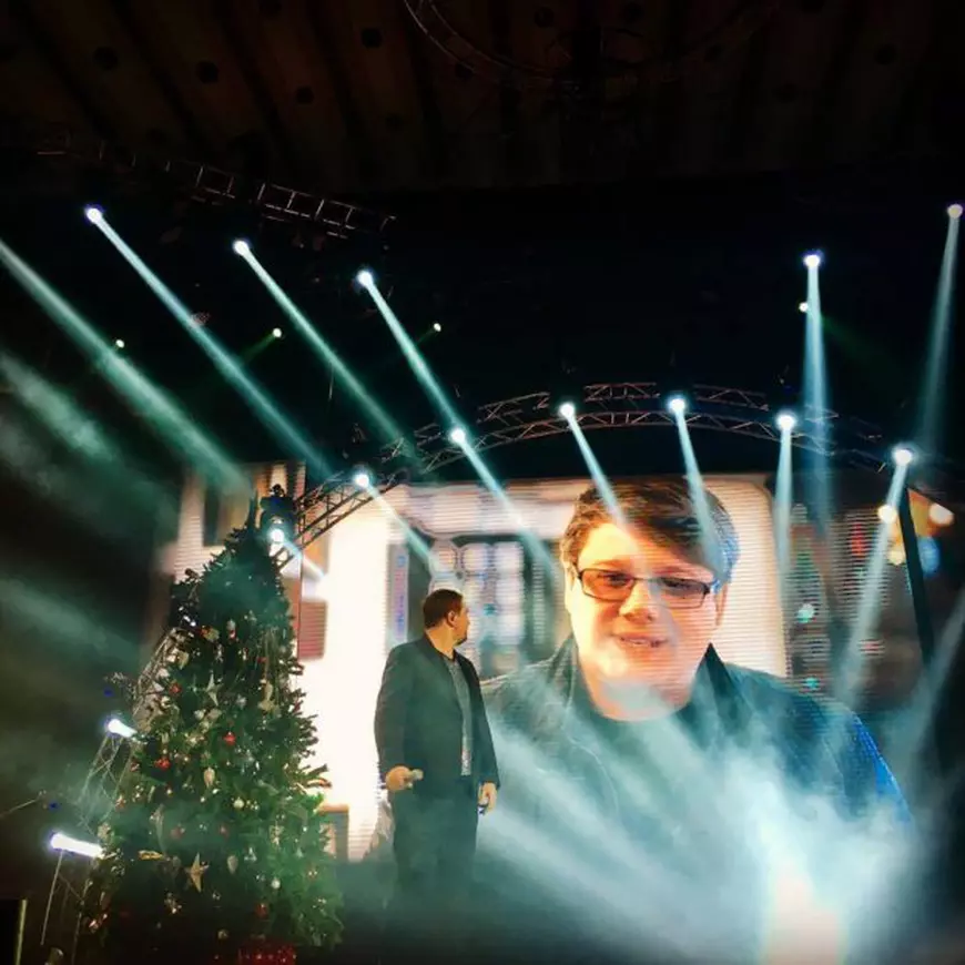 VIDEO/ Pentru succesul primului său spectacol de Crăciun, Horia Brenciu a apelat la Fuego. Acesta i-a trimis la Sala Palatului un brad deja împodobit