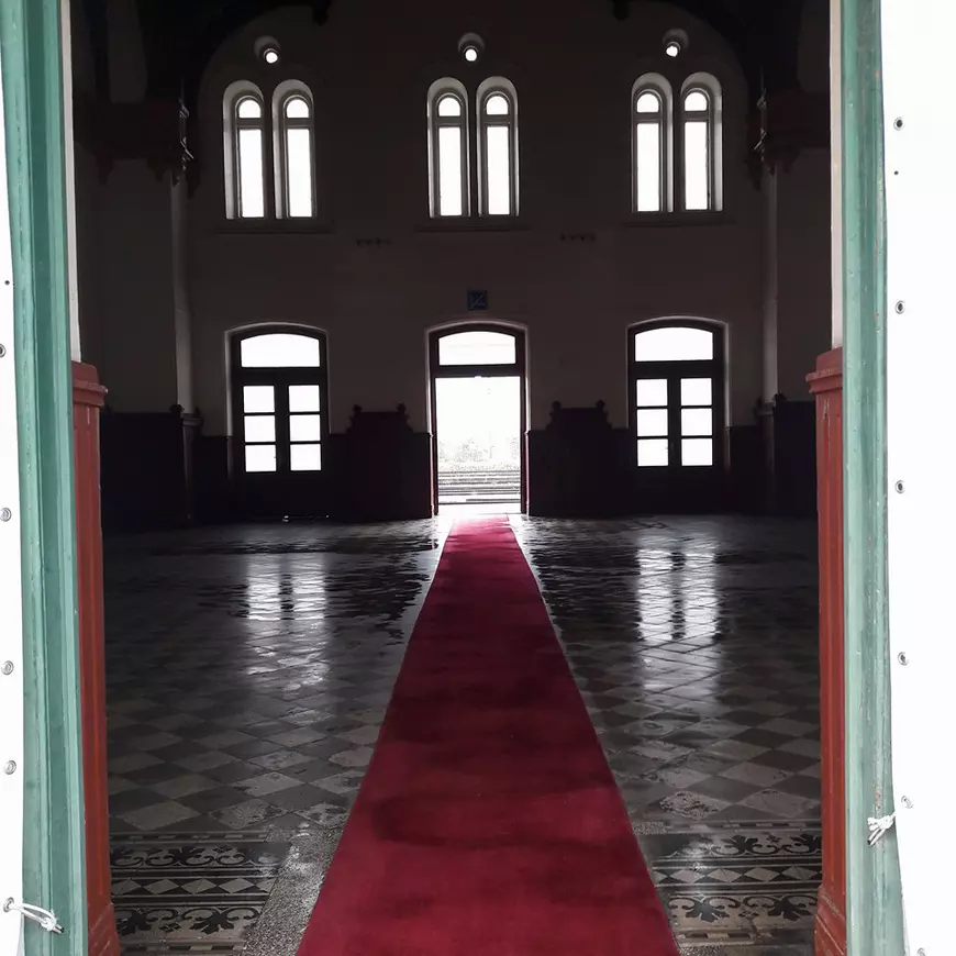 FOTO/ Pregătiri în Gările Regale în ziua funeraliilor. S-a măturat și spălat podeaua, în așteptarea sicriului cu trupul neînsuflețit al Regelui Mihai