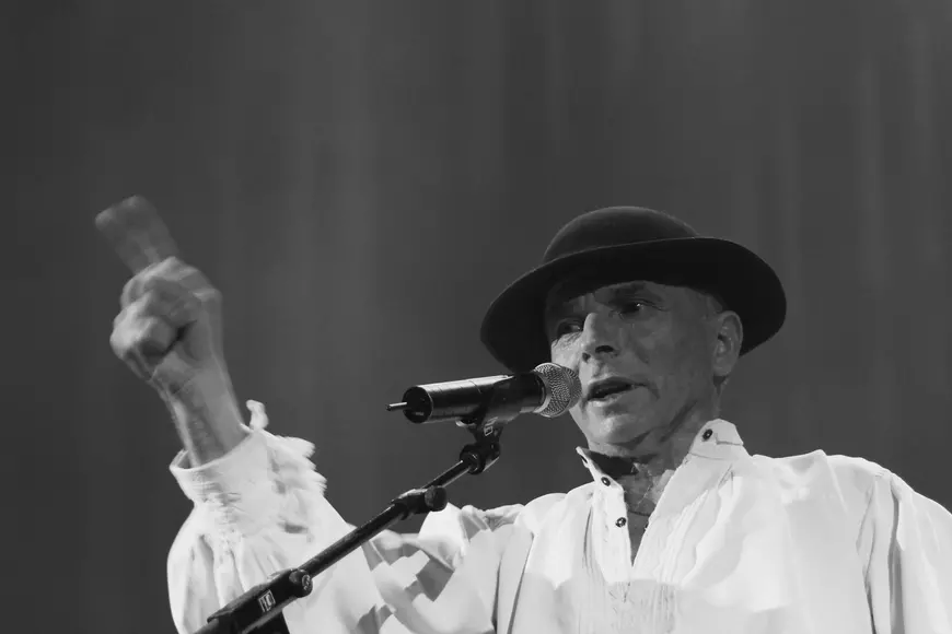 La un concert gratuit, Grigore Leșe s-a enervat că publicul nu-i cunoaștea piesele