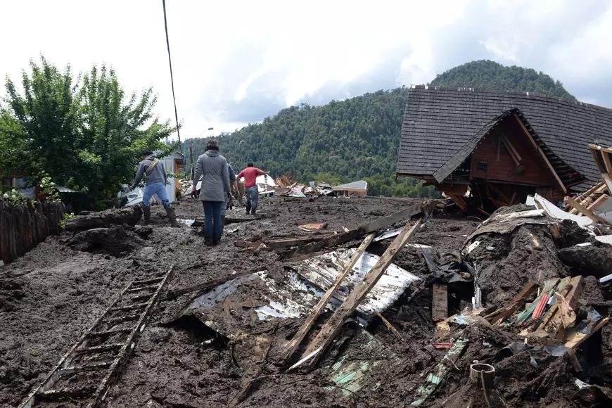 FOTO | Un sat din Chile a fost îngropat de o alunecare de teren. Cel puțin cinci oameni au murit