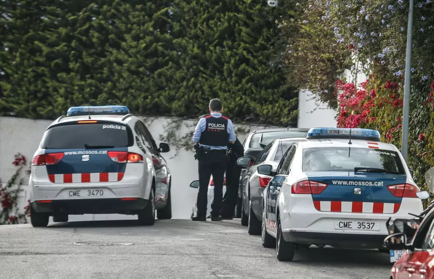 FOTO | Mai multe mașini de poliție, în fața locuinței lui Pique și Shakira