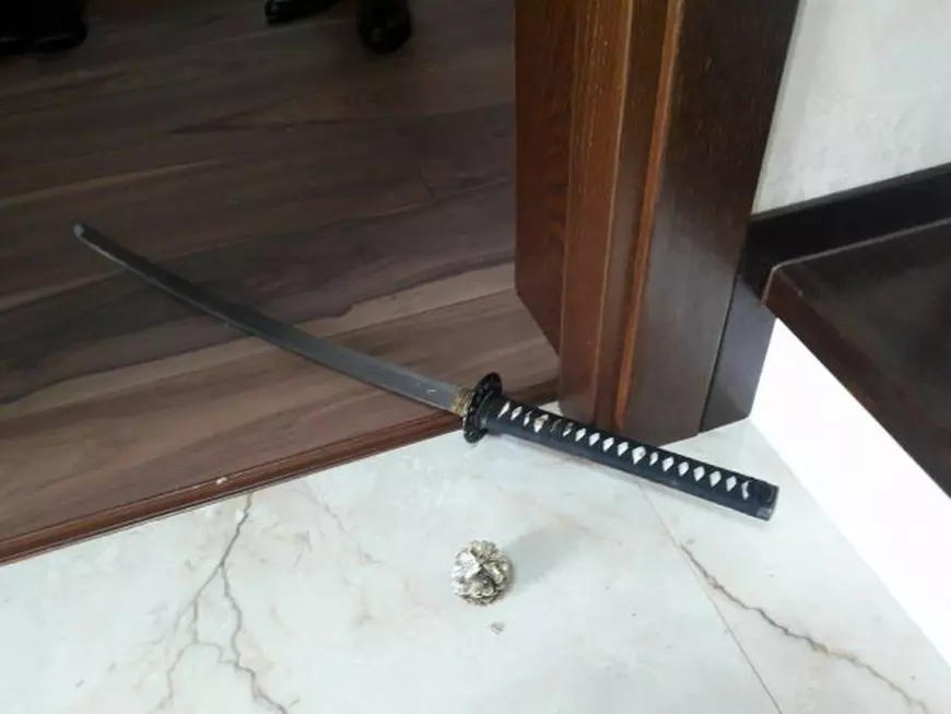 Interlopul care a atacat un polițist cu sabia nu-și regretă fapta. E acuzat de tentativă de omor