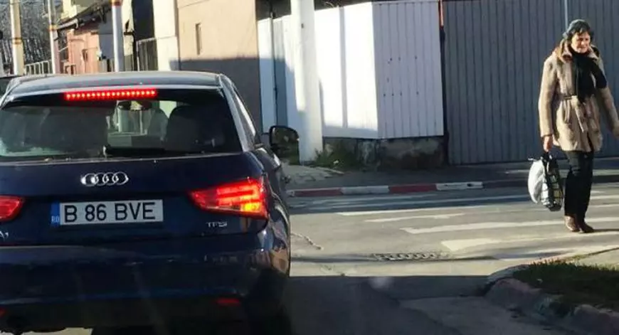 VIDEO|Foamea de rable naște ilegalități: o mașină pleacă din curtea RAR cu numere false și fără RCA