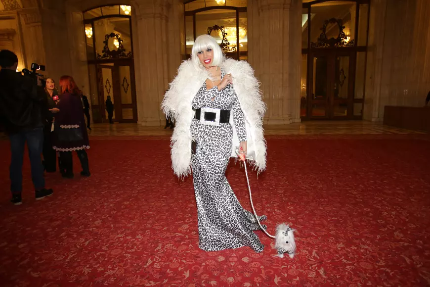 VIDEO EXCLUSIV/ Iubește animalele de moare, însă adoră și personajul Cruella De Vil. Raluca Bădulescu a avut o apariție de infarct