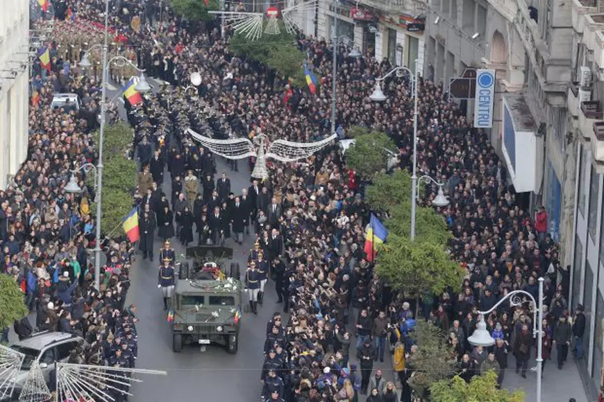 FOTO&VIDEO/ Procesiune istorică. Sute de mii de români în stradă la funeraliile Regelui Mihai