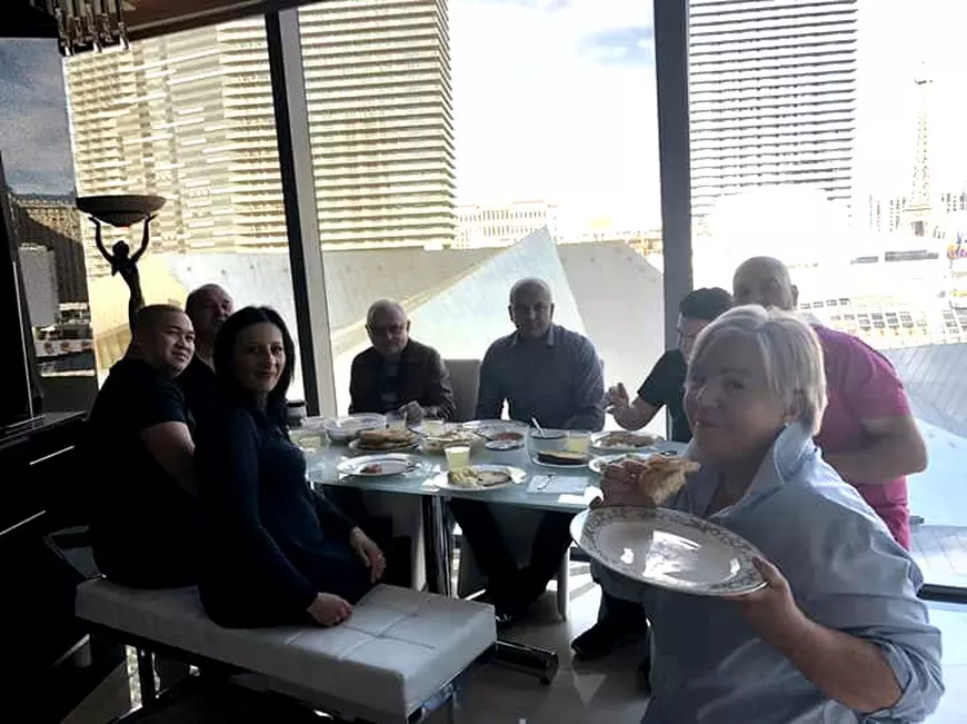 Irinel Columbeanu a petrecut de Sărbători, în America, alături de prietenul său, Nick Rădoi. Afaceristul a mers acolo pentru a o duce pe Irina la mama ei.